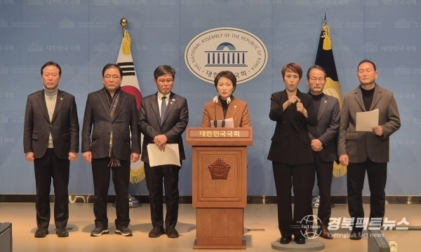 이언주 의원이 23일 긴급 기자회견을 열고 포항 철강산업단지와 여수 석유화학산업단지를 산업위기대응특별지역 및 고용위기지역으로 지정을 주문했다. (= 이언주 의원실)