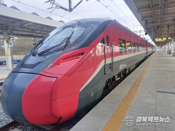 설 명절 연휴 동안 KTX·SRT로 포항서 서울로 역귀성 할 땐 요금을 30~40% 할인받는다. 사진은 포항역에 정차중인 KTX. (포항역 제공)