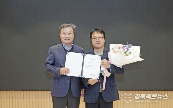 에코프로 이동채 창업주(왼쪽)와 에코프로비엠 설비기술팀 소속 배문순 명인이 기념사진을 촬영하고 있다. (사진 = 에코프로)