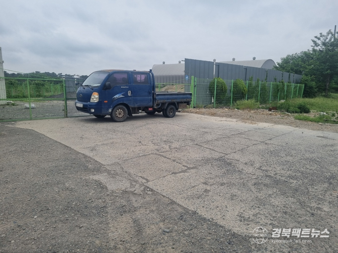 포항 오천읍 하수관로 정비사업에 참여했던 하도급사 A건설이 최근 회생절차가 진행 중인 것으로 알려지면서 한 장비업체가 대금 정산을 요구하며 폐기물 등이 적치돼 있는 야적장을 막고 물리적 행사에 들어갔다.