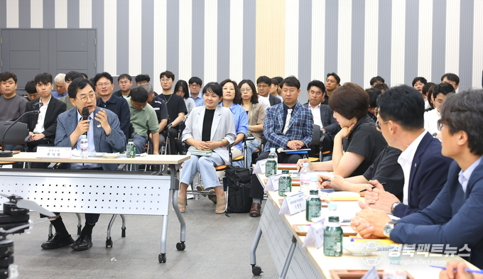 주낙영 경주시장이 7일 시청 대회의실에서 열린 2024년 기업지원사업 성과보고회에 참석해 의견을 나누고 있다(사진=경주시)