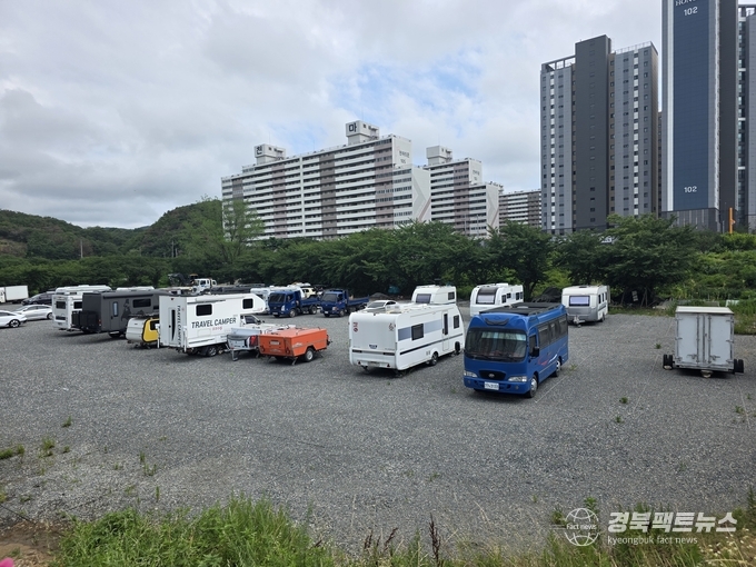 오천읍 문덕리의 무료 공영주차장 캠핑카와 카라반의 장기 무단 주차(사진=남유신 기자)