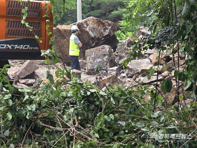 포항시 북구 죽장면 가사리 69번 지방도 인근에서 산사태가 발생했다.(사진=남유신 기자)