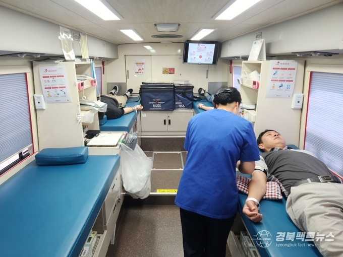 생명을 이어주는 사랑의 헌혈(사진=포항교육지원청)