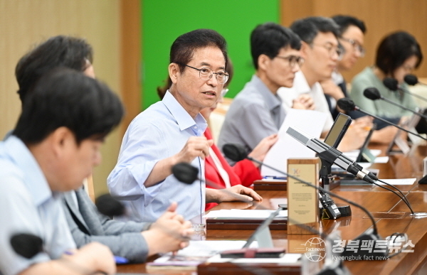 이철우 경상북도지사는 지난 29일 열린 정례 간부회의에서 경찰의 부당한 수사를 강하게 비판하면서 도청과 공공기관의 흔들림 없는 적극 행정을 지시했다. (사진 = 경북팩트뉴스 D/B)