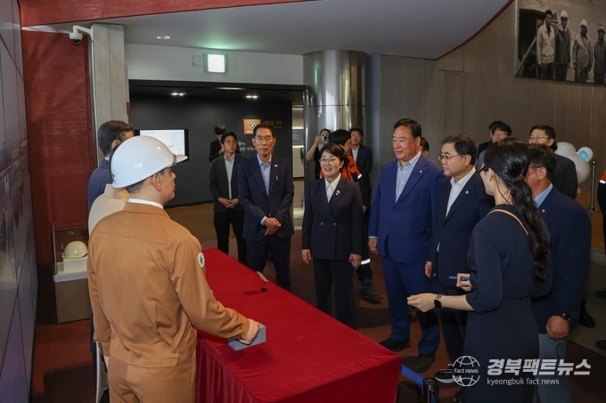 국회철강포럼 소속 의원들이 포스코 역사관을 둘러보고 있다.(사진=포항제철소)