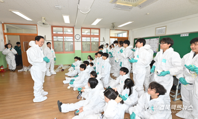 양남중학교는 교직원과 전교생 75명을 대상으로 ‘방사능 누출 대피 훈련’을 실시했다(사진=경주교육지원청)