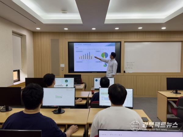 DX전략실 소속 강사가 직원들에게 대시보드 관련 교육을 하고 있다 (사진 = 포항제철소)