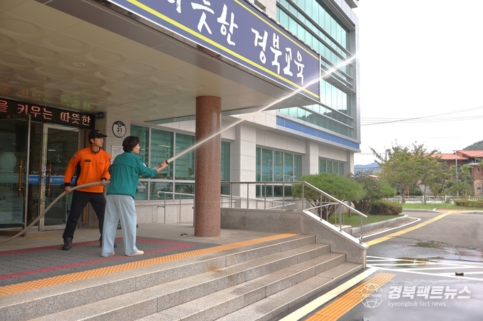 청도소방서와 함께 교육지원청 청사에서 화재 대피 합동 소방훈련을 실시했다.(사진=청도교육지원청)