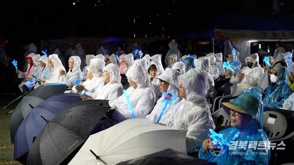 <br>
포항 3대 가족 어울림문화축제가 지난 3일 영일대 해수욕장 누각광장 일원에서 성황리에 마무리 됐다. (사진 = 경북사회문화연구소)
