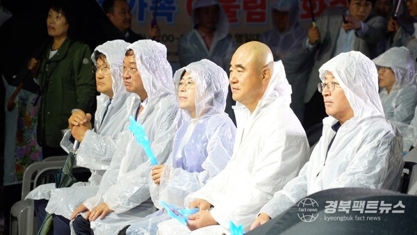 (왼쪽부터)박승호 전 포항시장, 조인호 경북사회문화연구소 대표, 김정재 국회의원, 조계종 총무부장 철산스님, 장상길 포항시 부시장 (사진 = 경북사회문화연구소)