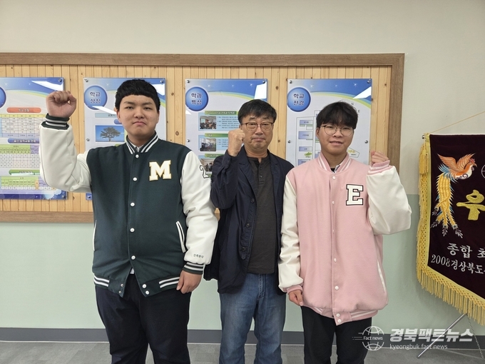 육군 군무원 공개채용시험에서 전기에너지과 3학년 신동민(통신직) 학생과 기계과 3학년 임대현(유도무기직) 학생이 최종 합격했다.<br>
(사진=문경교육지원청)