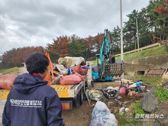 (사)한국해양안전협회 영일만지부와 포항시 가족봉사단은 지난 19일 포항시 이가리 닻전망대 인근 해변에서 합동 바다환경정화활동을 펼쳤다. (사진=(사)한국해양안전협회 영일만지부)