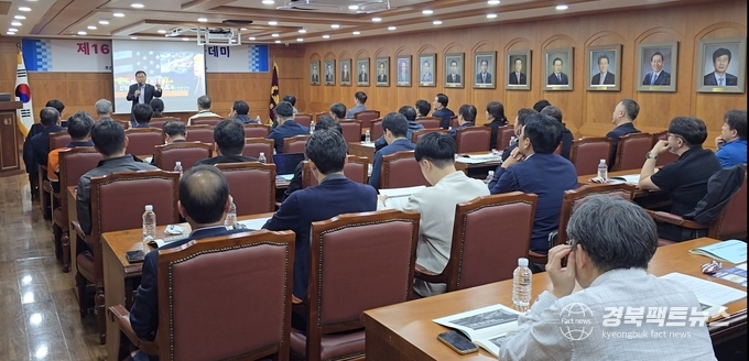 상공의원, 회원업체 대표 및 임원 등이 참석한 가운데 ‘제16회 포항경제 아카데미’ 개강식을 개최했다.(사진=포항상공회의소)