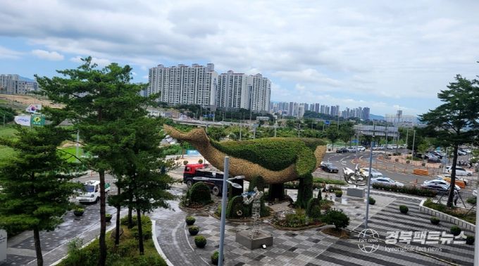 포항역 광장에 조성된 ‘고래’를 형상화한 꽃탑.