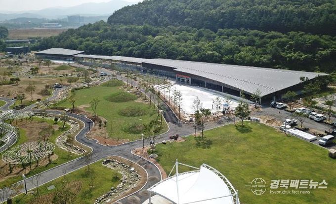 보문관광단지 일원에 조성 중인 ‘경주 라원’ 전경으로, 전시관과 야외정원 등 주요 시설이 올 하반기 개장을 앞두고 마무리 공사에 한창이다.