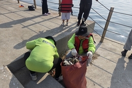 해양안전협회 영일만지부 환경정화 실시... 북방파제 낚시쓰레기 ‘위험수준’