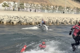 포항해경, 해양훈련 중 전복된 딩기요트 학생 4명 전원 구조