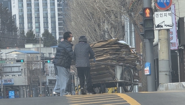 오르막 횡단보도서 폐지 리어카 밀던 노인… 시민이 다가가 ‘따뜻한 손길’