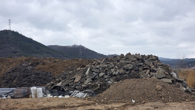 포항 하수관로 정비사업 연일 야적장 불법 폐기물 적치 의혹…논 침수로 환경오염 우려