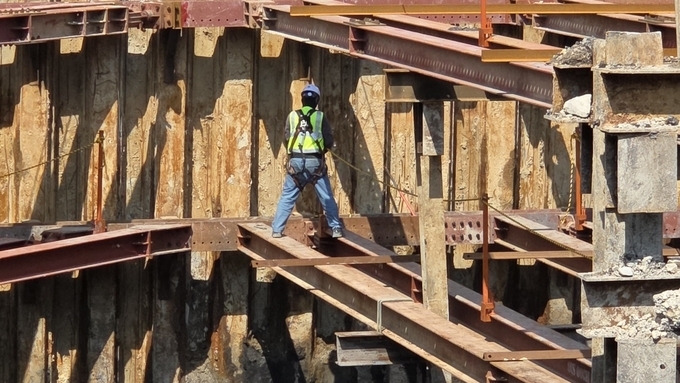포항시 맑은물사업본부, 주택가 한복판 공사현장 ‘안전불감증’ 논란…추락·화재 위험 노출