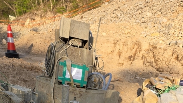 장성~지곡 도시계획도로 공사장, 시멘트 세척수 유출·비탈면 부실 ‘이중 위험’