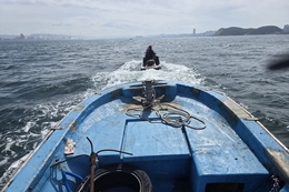 (사)한국해양안전협회 영일만지부, 죽천 앞바다 표류 선박 긴급 구조…낚시객 2명 무사 이송