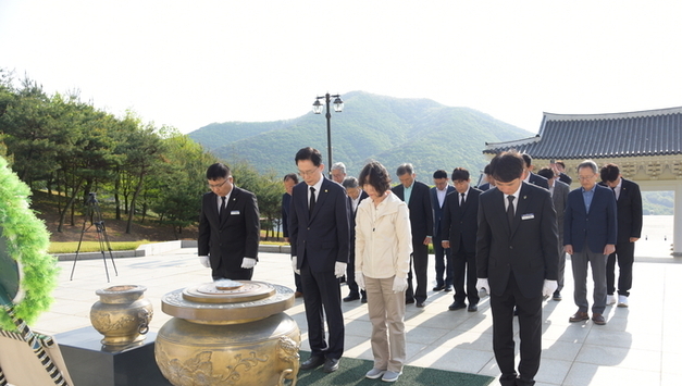 임종식 경북교육감 예비후보, 호국원 참배·형산대교 첫 인사…3선 도전 본격화