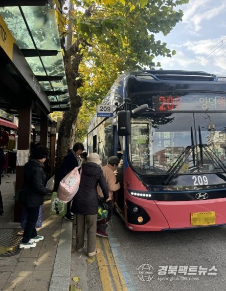 포항 시내 버스를 탑승하고 있는 어르신.