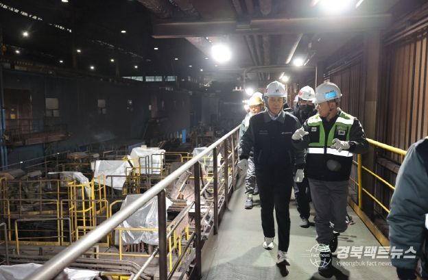 4일 지역 철강산업 위기에 따라 동국제강 생산 현장을 방문하고 직원들을 격려하고 있는 이강덕 포항시장.