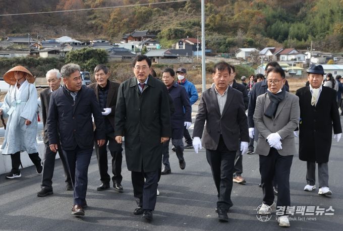 경주시가 지난 6일 문무대왕면 용당리 원당교에서 재가설 공사 완료를 기념하는 개통식을 개최하고 있다.