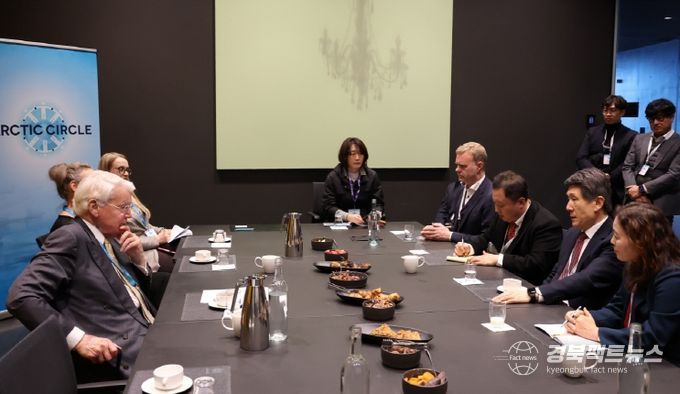 올라뷔르 라그나르 그림손(Ólafur Ragnar Grímsson) 북극서클총회 의장을 만나 포항의 북극 협력 전략과 국제 네트워크 확대 방안을 논의하고 있다