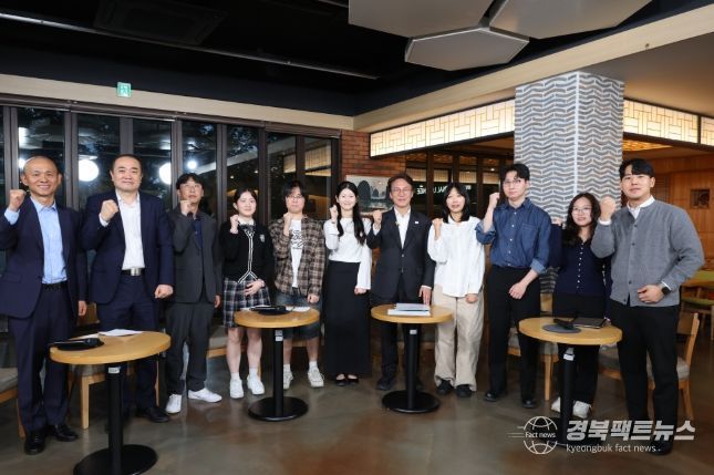 김민석 국무총리가 22일 대구 계명대학교 성서캠퍼스에서 열린 '미래대화 1·2·3 #청년일자리' 제4차 K-토론나라에서 청년들과 대화를 나누고 있다.