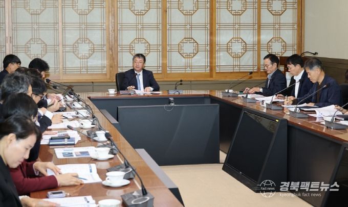 포항시가 제32차 아시아태평양경제협력체(APEC) 정상회의의 성공적 개최를 지원하기 위해 24일 ‘APEC 성공개최 추진상황 점검회의’를 개최했다.