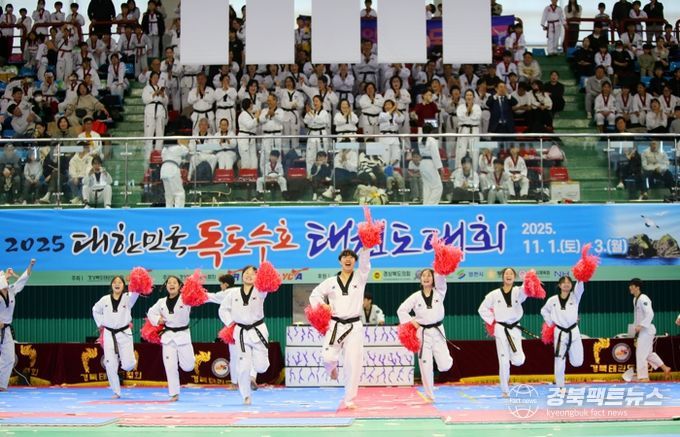 지난 1일 열린 2025 대한민국 독도수호태권도대회 개회식 후 대경대학교 태권도시범단이 축하공연을 펼치고 있다.
