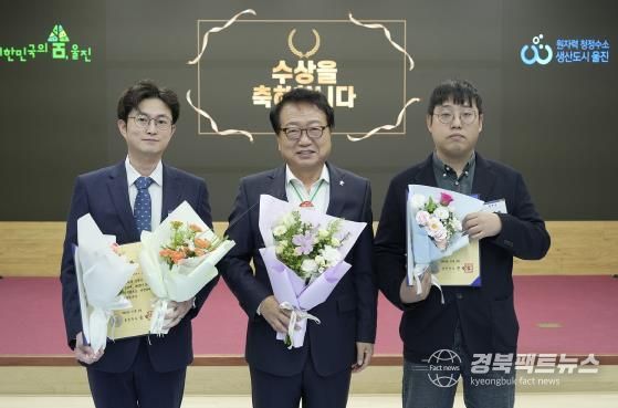 왼쪽 죽변면 김민수 주무관, 오른쪽 평해읍 김상엽 주무관