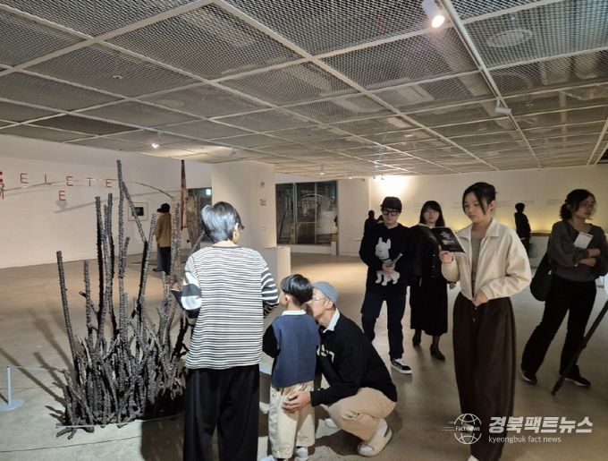 11월 20일까지 전시 연장 운영 예정인 전시실.