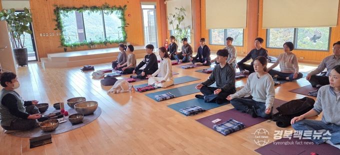 첫째날인 6일 명상프로그램에 참여하고 있다.