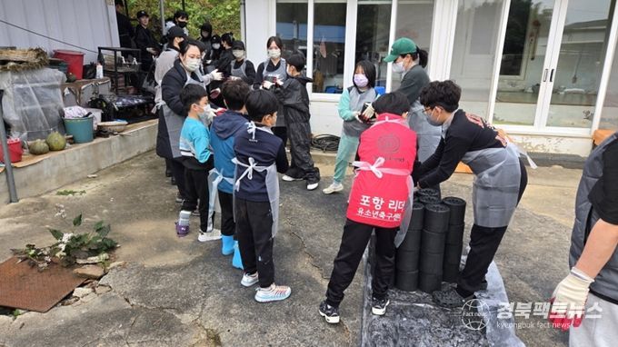 포항시자원봉사센터 소속 가족자원봉사단이 지난 8일 기계면 일원 저소득층 및 독거노인 가정을 대상으로 연탄 전달 봉사를 실시했다.