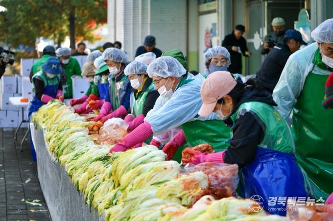 사흘간 3,000포기 담가 취약계층 전달