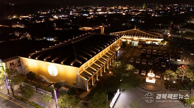 경주 서라벌문화회관 외벽에 설치된 야간경관조명이 황리단길 일대 야간 경관과 함께 밝게 빛나고 있다