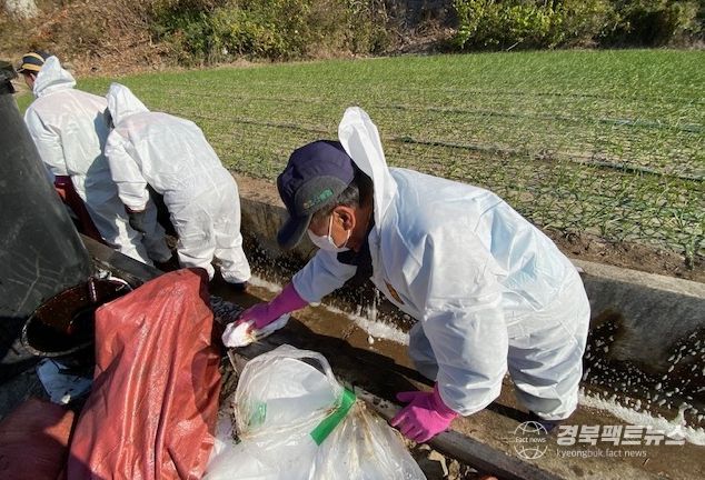 지난 17일 상주영천고속도로 연쇄 추돌사고로 인해 발생한 기름유출 현장에서 자율방재단이 신속한 대응 작업을 실시했다.