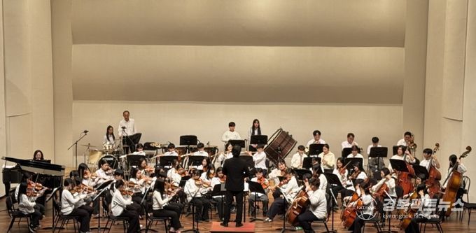 (재)포항문화재단(대표이사 이상모)은 지난 19일 저녁 포항시청 대잠홀에서 열린 ‘꿈의 오케스트라 포항’의 2025 정기연주회 ‘바다의 꿈’을 개최했다.