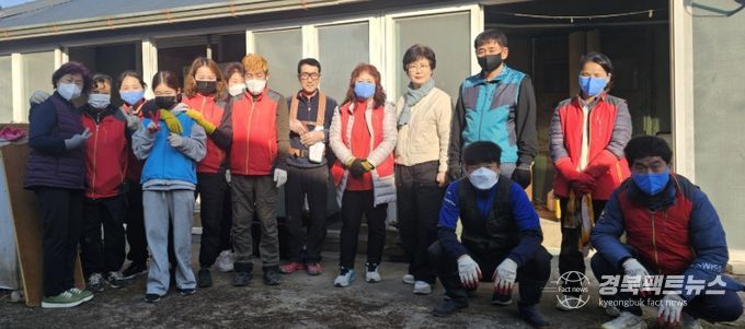 지난 22일 아마모 봉사단이 금호읍 취약계층 가구를 찾아 집수리 봉사활동을 펼쳤다.