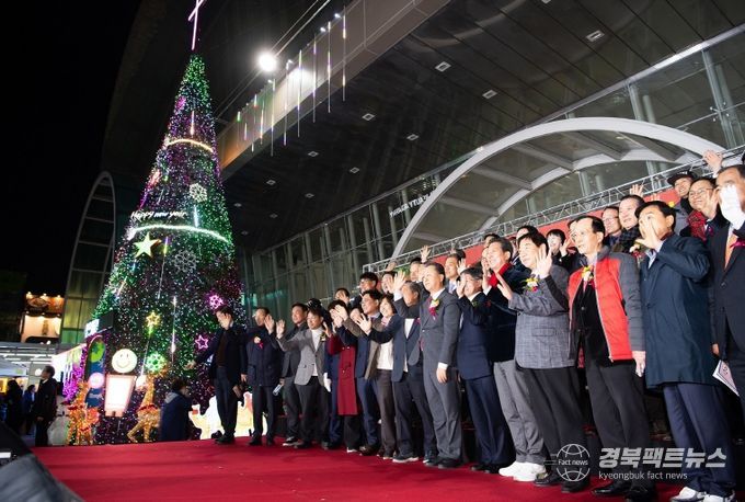 구미역 광장, 성탄트리 밝혀…시민과 함께 따뜻한 겨울 연다(성탄트리, 단체사진)