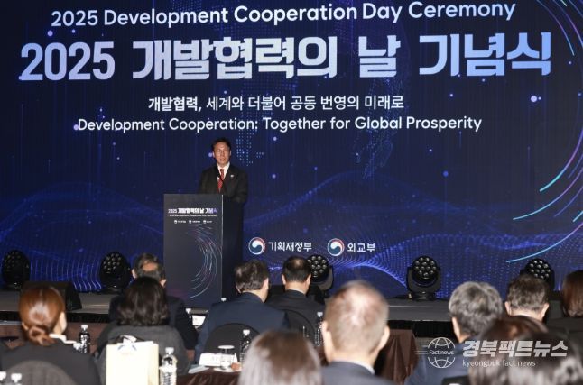김민석 국무총리가 25일 중구 플라자호텔에서 열린 개발협력의 날 기념식에 참석, 기념사를 하고 있다.
