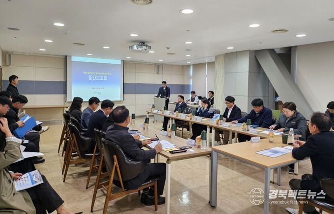 포항시는 지난달 27일 시청 연오세오실에서 ‘영일만항 스웰 개선대책 연구용역’ 중간보고회를 개최했다.