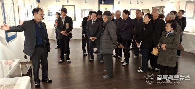 영천역사박물관 제2전시관에서 진행 중인 창녕조씨 영천문중 유물기획전 전시 모습