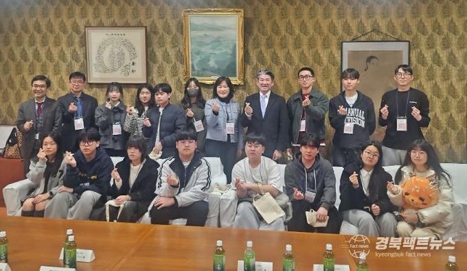 경주시 청소년교류단이 2일 일본 나라시청을 방문해 나카가와 겐 나라시장을 예방한 뒤 기념촬영을 하고 있다.