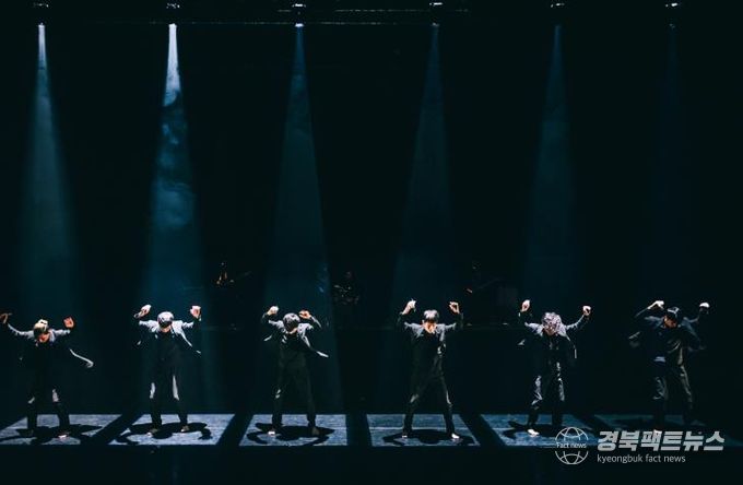 세계 유수의 도시와 축제에 초청받은 현대무용단 모던테이블의 <다크니스 품바>가 영덕에서 박력넘치는 공연을 펼쳐 환호를 받았다.